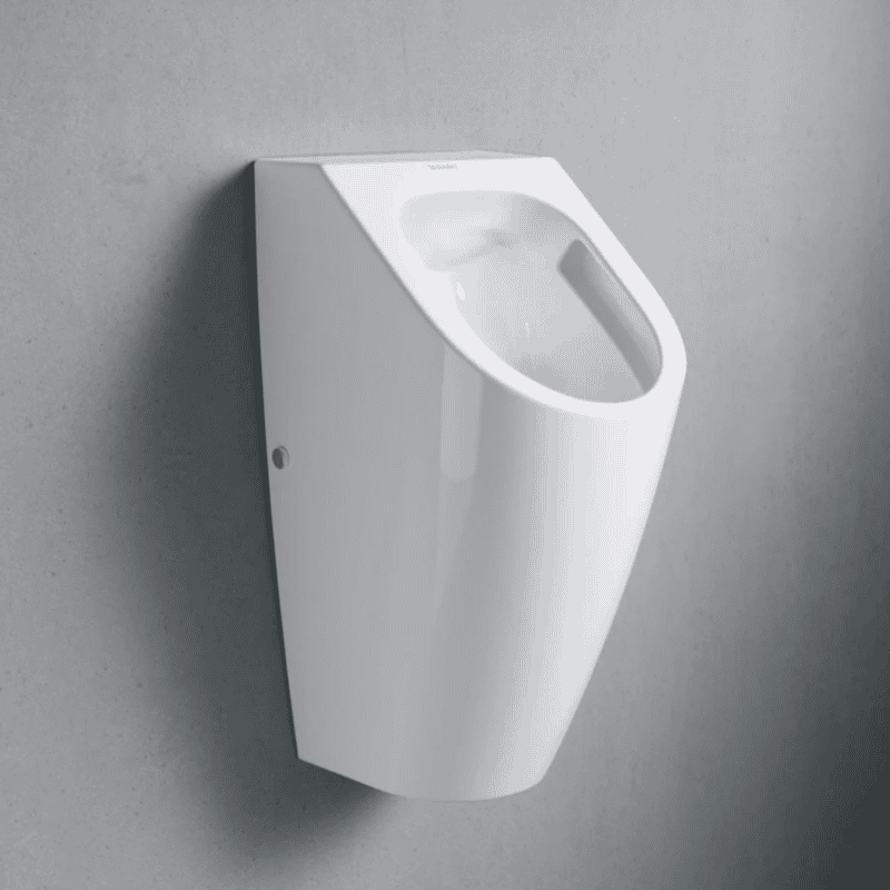 Platzsparendes Urinal an grauer Wand