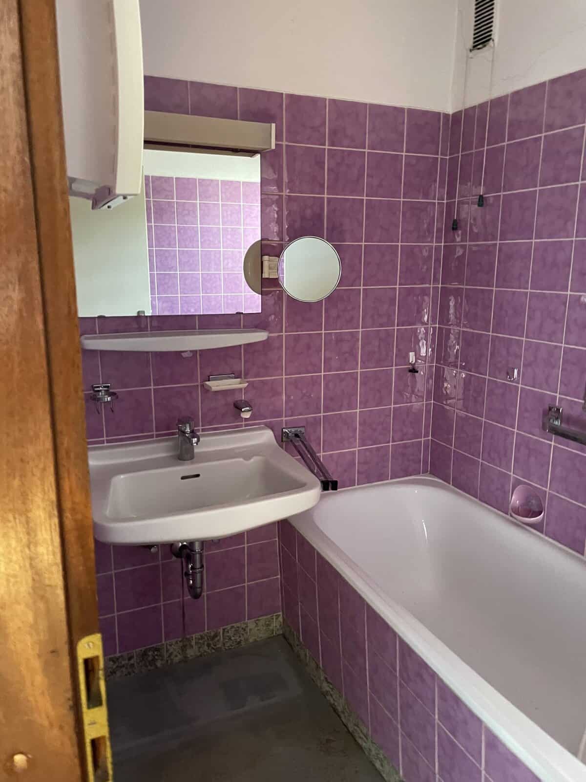 veraltetes Badezimmer vor einer Badsanierung